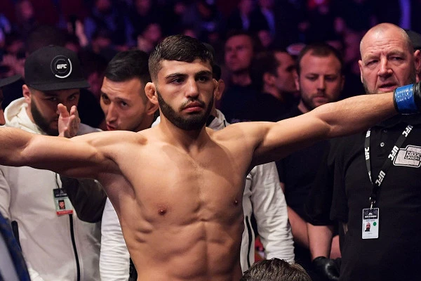 Бой Царукяна и Хакпараста на UFC 257 отменен